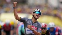 V závere zdolal Pogačara v ťažkom súboji. Mathieu van der Poel oslavije etapový triumf na Tour po dlhej dobe