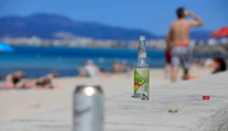 Zákazy v dovolenkovom raji. Ak si otvoríte pivo na pláži mimo určených miest, hrozí vám mastná pokuta