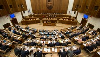 Zvyšovanie platov poslancov pobúrilo verejnosť, takto to vidia oni
