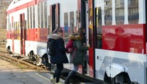 Cestovanie v režime OTP: Železnice požadujú sprievod policajta, pri MHD panovali nejasnosti