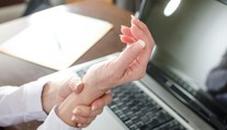 Syndróm karpálneho tunela: Bolesť v ruke, ktorá vás celkom ochromí