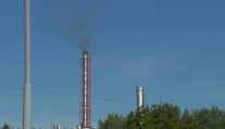 Bývanie vedľa komína spaľovne vie znepríjemniť život. Na jednej ulici v Tlmačoch okná radšej neotvárajú