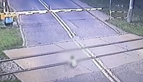 VIDEO: Dráma na priecestí v Poľsku. Chlapec sa hral na trati, keď prichádzal vlak
