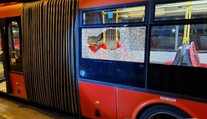 Polícia obvinila muža, ktorý po derby medzi Slovanom a Spartakom rozbil okno na autobuse MHD