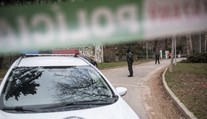 Telo muža malo ležať v kroví zahádzané dekami viac ako týždeň. Polícia zadržala v Košiciach podozrivé osoby