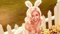 Veľkonočné fotenie sa u Miley poriadne zvrhlo: Výprask od zajaca a holé bradavky