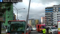 Nehoda trolejbusu v Bratislave: Vozidlo skončilo v stĺpe, zranilo sa šesť žien a muž