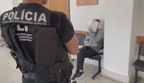 Nahlásila bombu a mobil vyhodila do Váhu. Pre paniku v bankách môže dievča stráviť roky za mrežami