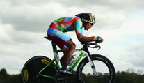 Eritrejský cyklista sa na E3 Harelbeke stratil, fanúšik ho nakŕmil a odel