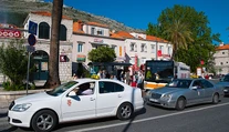 Jazda taxíkom v Chorvátsku sa zmenila na nočnú moru. Vodička mala turistov zamknúť v aute a žiadať stovky eur