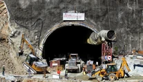 Štyridsať robotníkov je už deväť dní zavalených v rozostavanom tuneli. Vykopú im úplne novú šachtu