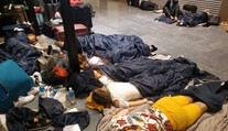 Uviaznutí gymnazisti na letisku v Tokiu spali, kde sa dalo