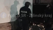 Po Krásne nad Kysucou sa pohyboval ozbrojený muž. Policajti ho zaistili