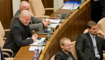 Poslancov ĽSNS vykázali zo sály, odísť odmietli