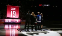 VIDEO: Arizona vyradila pod strop haly dres svojej veľkej legendy Shanea Doana. Nechýbali slzy
