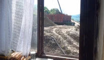 Takto to vyzerá, keď vám pri bytovke stavajú tunel. Bývať by ste tu nechceli