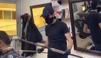 VIDEO: Barberi našli kreatívny spôsob, ako sa vyhnúť koronavírusu. Postačí im palica