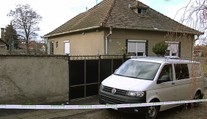 Brutálny útok na dôchodkyne. Lupič na nich v dome zaútočil mačetou
