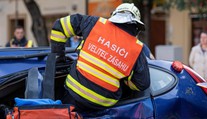 Elektroautá sťažili prácu hasičom. Jeden zlý ťah môže ohroziť aj ich životy