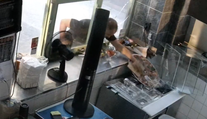 VIDEO: Muž v Prahe dopravnou značkou rozbil výklad pizzerie. Vnútri ho čakalo nepríjemné prekvapenie a odišiel hladný