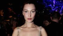 Odvážna mladučká modelka. Na bále všetkým ukázala prsia