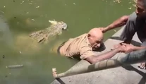 VIDEO: Najväčší krokodíl sveta sa vrhol na svojho „pána“. Kamera zachytila mužov zúfalý boj o život