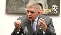 Fico sa vyjadril k prípadu guvernéra NBS aj muža s valaškou. Označil ich za kontroverzné