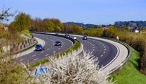 Slovák sa na rakúskej diaľnici poriadne ponáhľal. Prišiel o vodičák aj auto