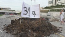 Nespokojní farmári vysypali hnoj pred parlamentom. Určený bol Dankovi