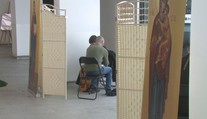 Košickí kňazi opustili farnosti, aby boli k dispozícii oneskorencom. Veriacich spovedali na železničnej stanici.