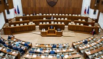 Via Iuris hodnotí rok vlády: Skrátené legislatívne konanie využívala aj neodôvodnene