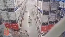 VIDEO: Obrovská spúšť v sklade s alkoholom. Regály padali ako kocky z domina