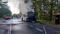FOTO + VIDEO: Dráma na frekventovanej ceste. Autobus zachvátili plamene, cestujúci zázračne unikli