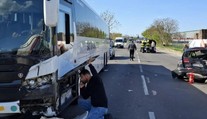 FOTO: Traja maloletí utrpeli šok pre nehodu autobusu a áut v Dunajskej Lužnej