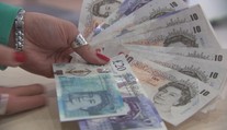 Pracovať Slovákom v Británii sa oplatí čoraz menej. Libra stále padá