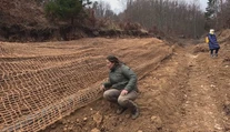 V lesoch sucho, v dolinách povodne. V Rajeckej doline dokazujú, že nemusí odtiecť jediná kvapka dažďovej vody