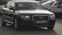Viskupič sa nechce voziť v luxusnej limuzíne, politológ to považuje za populizmus