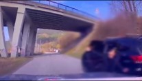 VIDEO: Divoká naháňačka v Ružomberku. Muž vypadol rovno pred auto polície