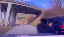 VIDEO: Divoká naháňačka v Ružomberku. Muž vypadol rovno pred auto polície