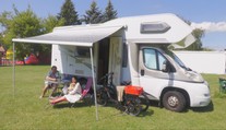 O pár dní začína leto aj v autokempingoch. Pri Dunaji zaplatíte o desiatky eur viac než pod Tatrami