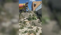 Odpad z domiešavača vyliali do rieky. Firma tvrdí, že chcela iba spevniť breh