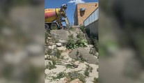 Odpad z domiešavača vyliali do rieky. Firma tvrdí, že chcela iba spevniť breh
