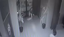 Šokujúci skrat mladej matky. Po hádke s priateľom bezcitne hodila o zem bábätko