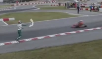 VIDEO: Šokujúci skrat pretekára. Po súperovi hodil nárazník a vyvolal hromadnú bitku