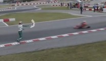 VIDEO: Šokujúci skrat pretekára. Po súperovi hodil nárazník a vyvolal hromadnú bitku