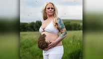 Žena sa odfotila s tisíckami včiel na jej tehotenskom bruchu, aj keď je na ne alergická
