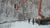 Po snehovej kalamite sa situácia upokojuje, no tisíce ľudí stále nemá elektriku