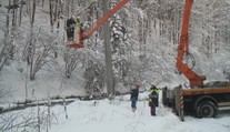 Po snehovej kalamite sa situácia upokojuje, no tisíce ľudí stále nemá elektriku