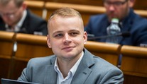 Politico zaradil Mazureka na zoznam najčudnejších europoslancov. Figuruje v ňom ako „usmievavý rasista“