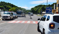 Nešťastie na priechode v Banskej Štiavnici: Auto vrazilo do matky s kočíkom, zasahoval vrtuľník